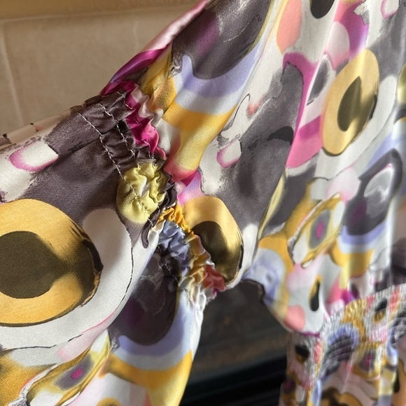 Essentials by Milano v-neck blouse with watercolor abstract pastel - Picture 5 of 6